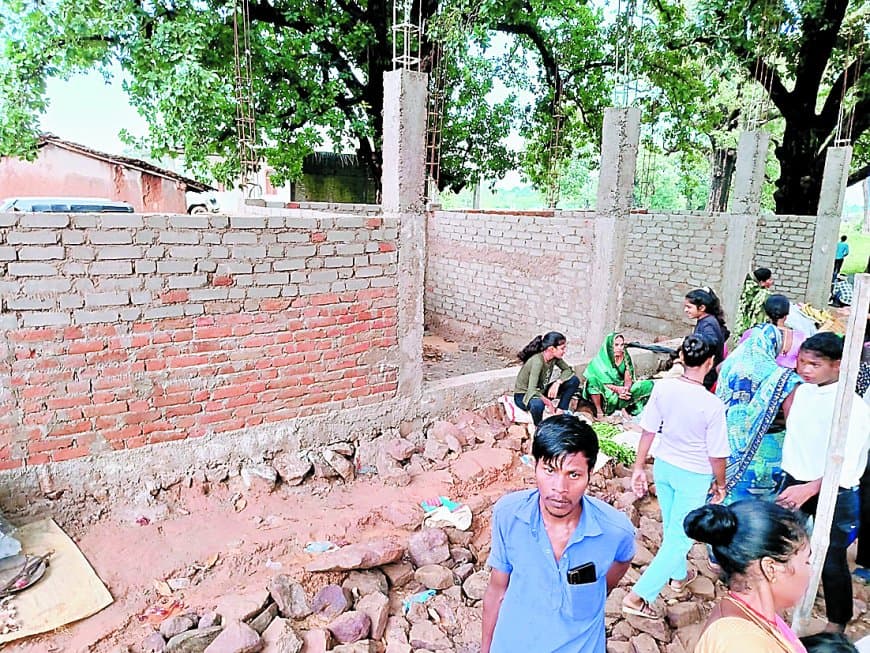 देवसर जनपद की बरका पंचायत में शॉपिंग रूम निर्माण पर उठे सवाल — घटिया सामग्री और लापरवाही से भड़का ग्रामीणों का गुस्सा