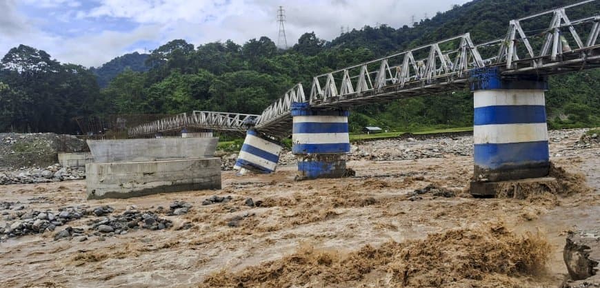 दार्जिलिंग में टूटा कहर... बारिश-भूस्खलन से अब तक 23 की मौत