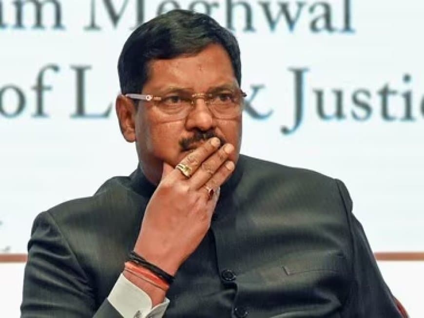 सुप्रीम कोर्ट में चीफ जस्टिस बीआर गवई के सामने एक वकील ने जमकर हंगामा किया।