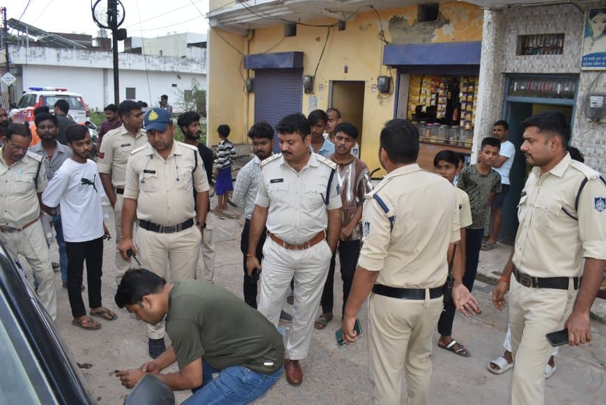 सतना में दिनदहाड़े बाइक सवार बदमाशों की गुंडागर्दी - डिलौरा में चली गोलियां, कार पर दागी गोली, मोहल्ले में दहशत फैल गई