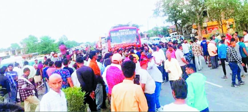 रीवा-मनगवां हाईवे पर बेलगाम पिकअप ने 5 साल के मासूम को कुचला, गुस्साए ग्रामीणों ने चोरगड़ी में लगाया घंटों तक जाम, क्रॉसिंग निर्माण और मुआवजे की उठी मांग