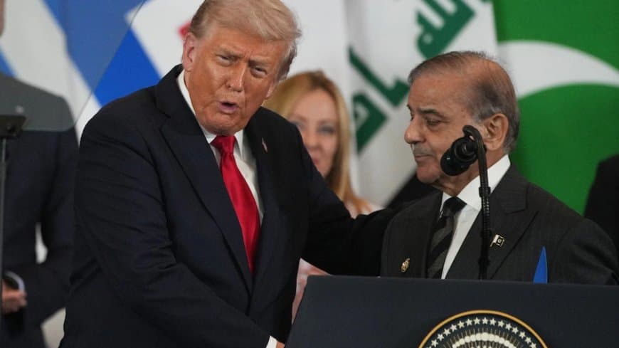 ट्रंप के सवाल से पाकिस्तानी प्रधानमंत्री झेंप गए।