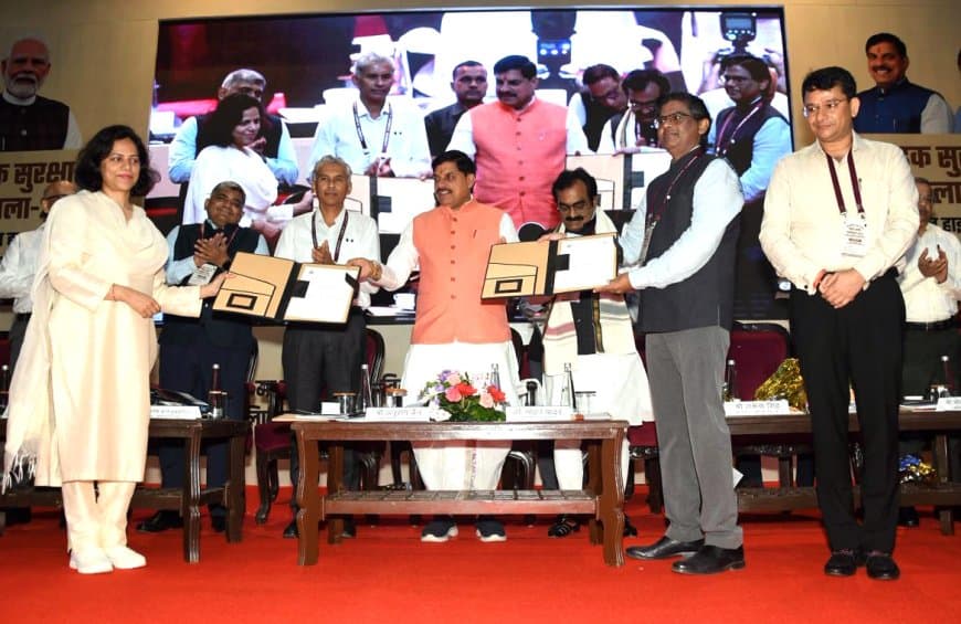 मुख्यमंत्री ने प्रशासन एवं प्रबंधकीय अकादमी में सड़क सुरक्षा केंद्रित कार्यशाला में सड़क सुरक्षा शिक्षा पुस्तक का विमोचन किया।