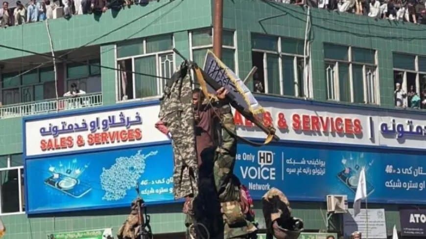 किरकिरी... अफगान लड़ाकों ने पाक सैनिकों की उतार ली पैंट