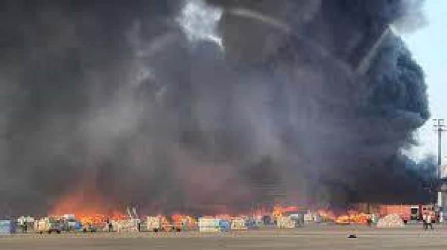 ढाका एयरपोर्ट के कार्गो विलेज में भीषण आग: उड़ानें रोकी गईं, दिल्ली की फ्लाइट कोलकाता डायवर्ट