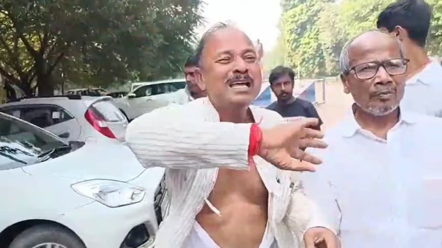 बिहार... टिकट न मिलने पर फाड़ा कुर्ता... जमीन पर लेटकर खूब रोए 