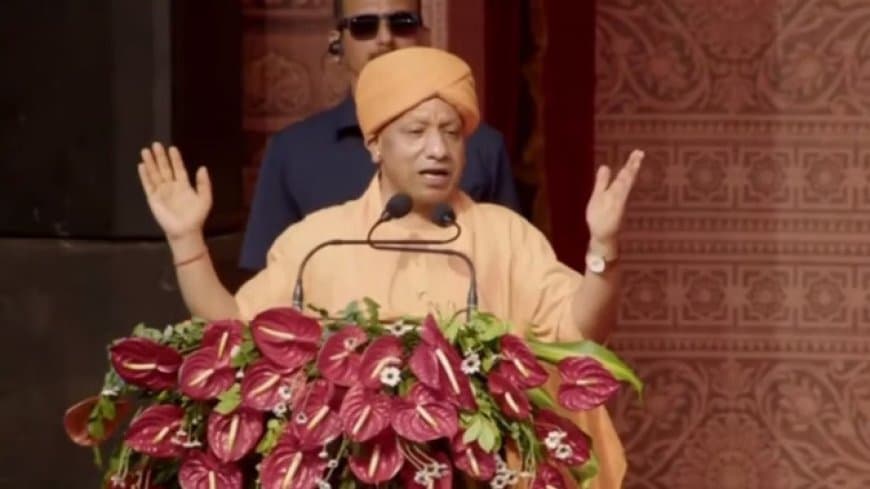 दीपोत्सव 2025 अयोध्या: CM योगी ने किया प्रभु श्रीराम का राजतिलक, कहा- 'जहाँ कभी गोलियां चली थीं, वहाँ अब दीप जल रहे हैं'