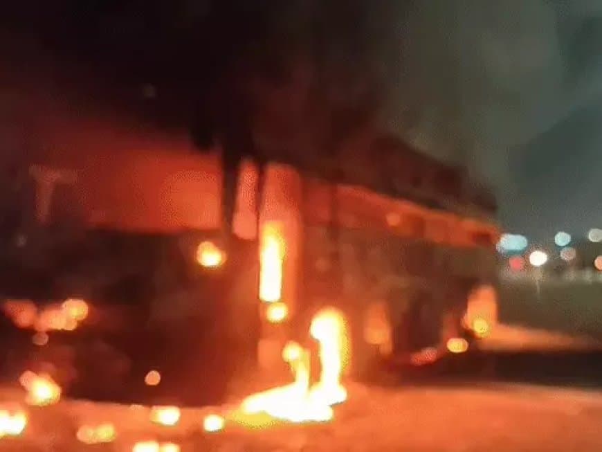 आगरा एक्सप्रेस-वे पर चलती AC बस बनी आग का गोला, 70 यात्री बाल-बाल बचे