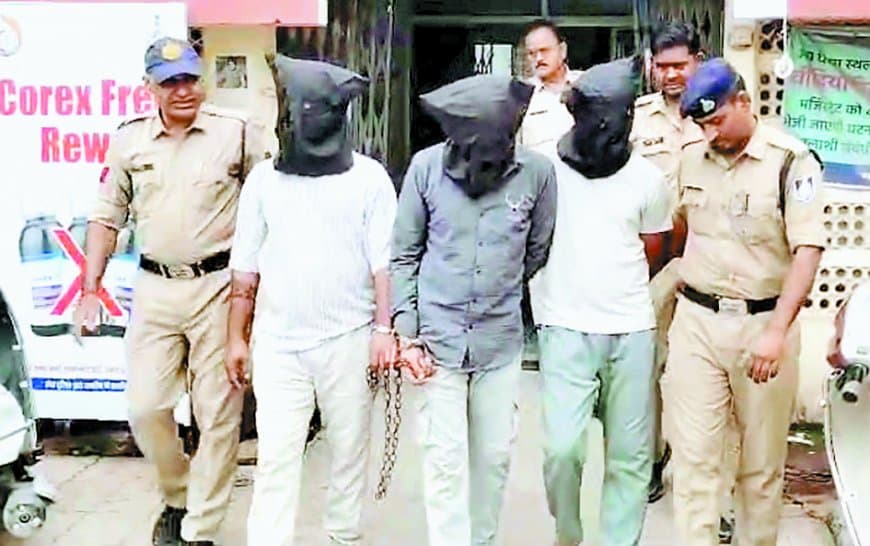 रीवा में नशे के कारोबार पर पुलिस की बड़ी कार्रवाई — 4 लाख की 1920 शीशी नशीली सिरप के साथ तीन तस्कर गिरफ्तार, एनडीपीएस एक्ट के तहत मामला दर्ज, सप्लायर की तलाश जारी