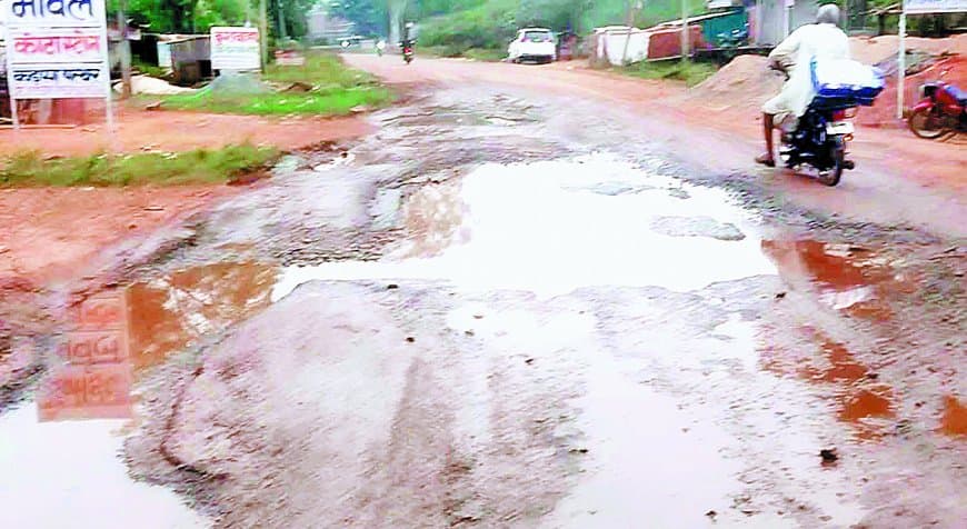 गढ़ क्षेत्र में राष्ट्रीय राजमार्ग-27 की भयावह हालत - छह वर्षों से गड्ढों में तब्दील सड़क पर जनता का फूटा आक्रोश