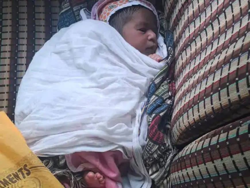 इंदौर: सरवटे बस स्टैंड पर बस में नवजात शिशु लावारिस मिला, दंपति की तलाश जारी इंदौर: सरवटे बस स्टैंड पर बस में नवजात शिशु लावारिस मिला, दंपति की तलाश जारी