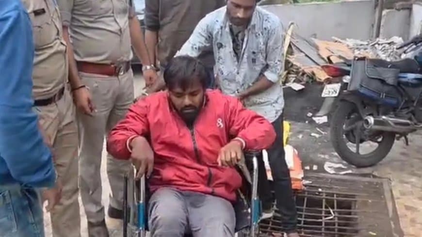 पुलिस ने आत्मरक्षा में गोली चलाई, जिसमें चार राउंड फायर हुए और दोनों आरोपी गोली लगने से घायल हो गए।