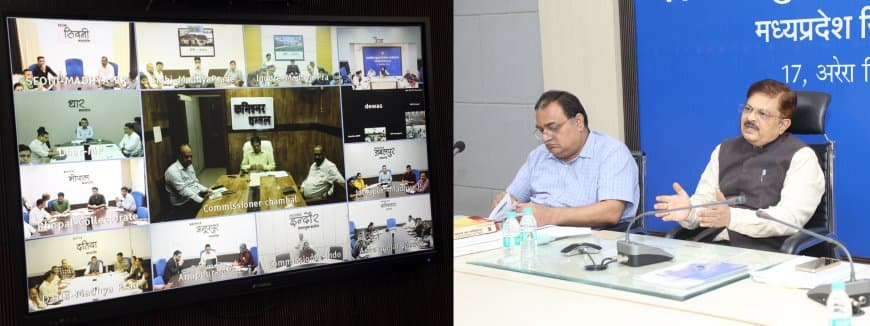 मुख्य निर्वाचन पदाधिकारी मध्यप्रदेश संजीव कुमार झा ने एसआईआर के संबंध में कमिश्नर और जिला निर्वाचन अधिकारियों के साथ वीसी के माध्यम से बैठक की।