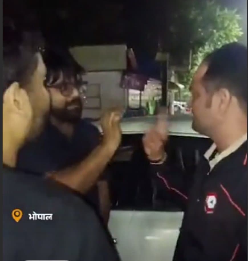 चार डॉक्टरों का नशे में धुत होकर एम्स के इमरजेंसी गेट के सामने हंगामा करते हुए वीडियो सोशल मीडिया पर सामने आया है।