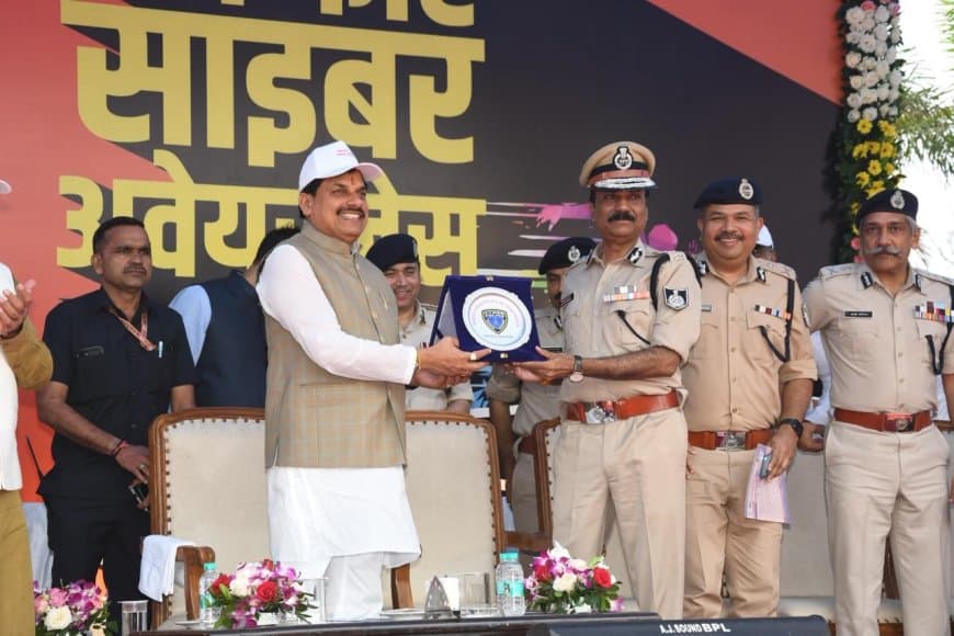 मुख्यमंत्री डॉ. मोहन यादव को अटल पथ पर "रन फॉर साइबर अवेयरनेस" के शुभारंभ अवसर पर डी जी पी कैलाश मकवाना ने स्मृति चिन्ह भेंट किया।