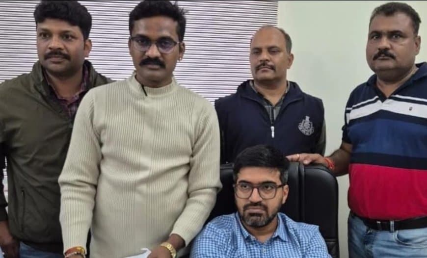 देवास: अपर तहसीलदार हर्षल बहरानी 15 हजार की रिश्वत लेते रंगे हाथ गिरफ्तार, EOW की कार्रवाई