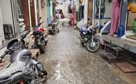 खिलचीपुर की दर्जी गली में कीचड़ से लोग परेशान