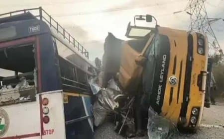 तेलंगाना... बस-डंपर की टक्कर... 20 लोगों की मौत