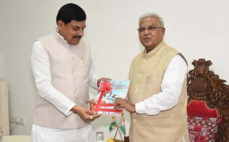 राज्यपाल को मुख्यमंत्री ने भेंट किया प्रदेश का विजन डॉक्यूमेंट