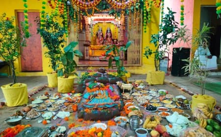 गोवर्धन पूजा पर आश्रम में छप्पन भोग व अन्नकूट