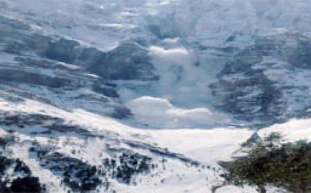 हिमस्खलन के कारण दो गाइड सहित नौ पर्वतारोहियों की मौत