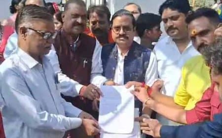 पंडित धीरेंद्र शास्त्री को लेकर बयानबाजी करने का विरोध