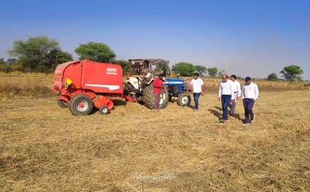 नरवाई प्रबंधन के क्षेत्र में कारगर साबित हो रही बेलर मशीन का प्रदर्शन 