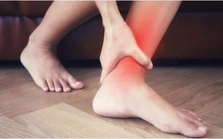 पैर में दर्द होने के साथ दिख रहे हैं ये लक्षण तो हो सकती है बड़ी समस्या 