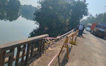 मंडला में हादसा... पुल की रेलिंग तोड़ते हुए नाले में गिरा ट्रक