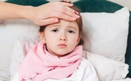 सर्दियों में बच्चों को बीमारियों से रखना है दूर तो भूलकर भी न करें ये गलतियां