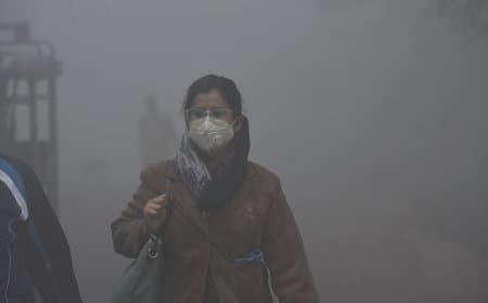 पाबंदियां बेअसर... दिल्ली में प्रदूषण बेकाबू... लोगों की फूली सांस