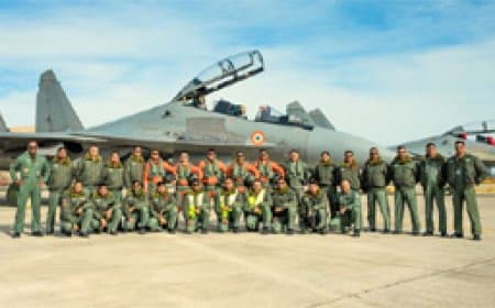 सुखोई और फ्रेंच लड़ाकू विमान साथ उड़े