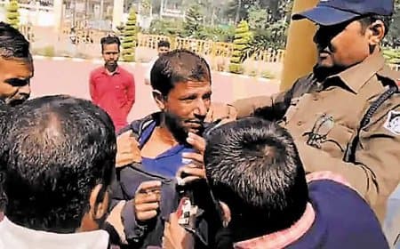 कलेक्टर कार्यालय में युवक ने की आत्मदाह की कोशिश