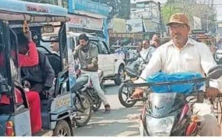 सड़क पर जाम, फंसी एंबुलेंस को निकालने परिजन उतरे