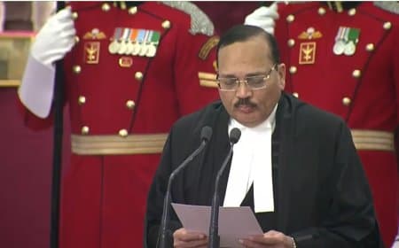 53वें सीजेआई... जस्टिस सूर्यकांत ने ली शपथ... फिर माता-पिता का आशीर्वाद