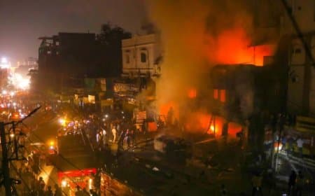 हैदराबाद... शोरूम में लगी आग... भीषण धमाका... एक की मौत