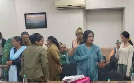 भोपाल... जनसुनवाई में हंगामा... महिला बोली- मैं विधायक हूं