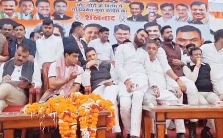 लोकतंत्र बचाने की शपथ: MP यूथ कांग्रेस ने बैरिकेड्स तोड़ने का किया प्रयास, कई कार्यकर्ता गिरफ्तार