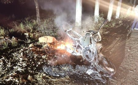 डिंडोरी ... पिकअप से टक्कर के बाद जली बाइक... दो भाइयों की मौत