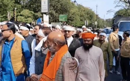 IAS संतोष वर्मा के बयान पर बवाल: ब्राह्मण समाज ने कफन बांधकर भोपाल में किया प्रदर्शन | बर्खास्तगी की मांग