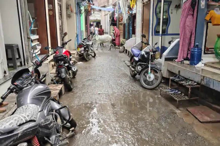 खिलचीपुर की दर्जी गली में कीचड़ से लोग परेशान