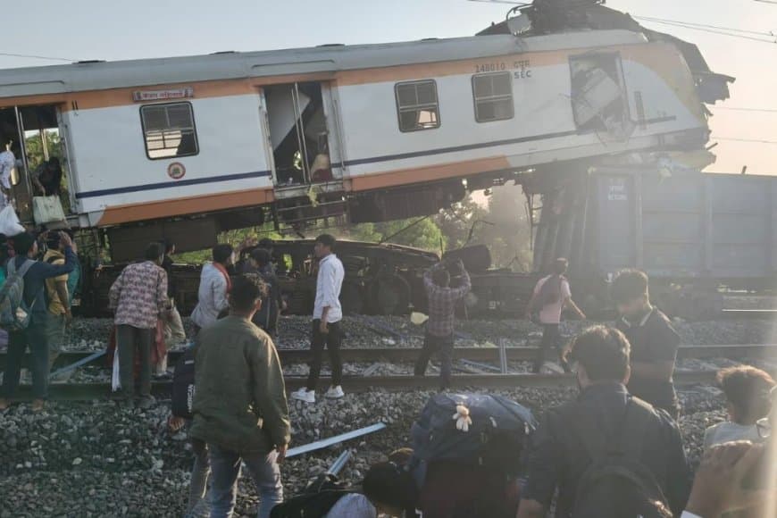 हावड़ा रूट पर पैसेंजर ट्रेन और मालगाड़ी में आमने-सामने की भीषण टक्कर,छह की मौत!