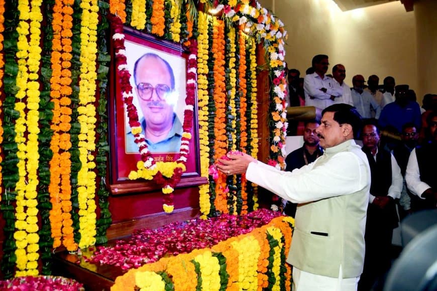 जयंती... मुख्यमंत्री ने पूर्व सीएम अर्जुन सिंह को अर्पित की पुष्पांजलि