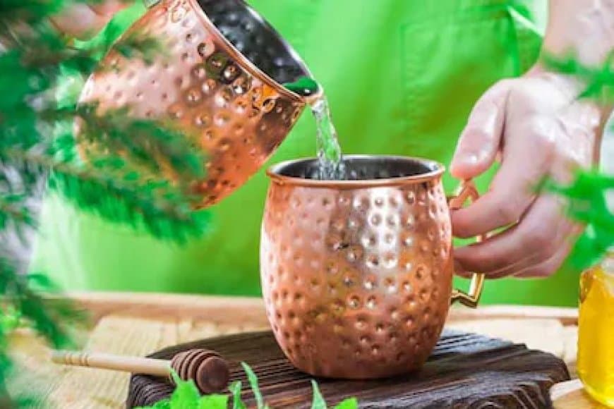 तांबे के बर्तन में पानी पीना अत्यंत स्वास्थ्यवर्धक, जानें इसका तरीका  