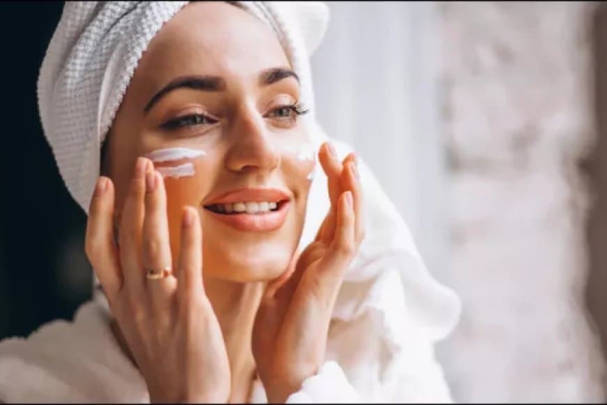 चेहरे पर बॉडी लोशन लगाने से पहले जान लें हकीकत, नहीं तो हो सकता है बड़ा नुक्सान  