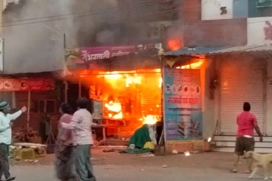 खरगोन... मिठाई की दुकान में लगी आग... लाखों का सामान खाक