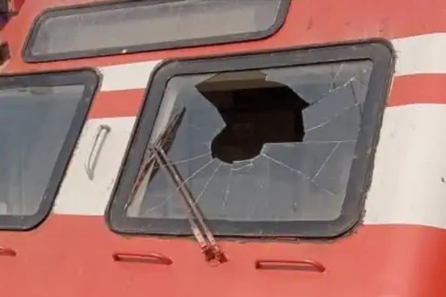 अजीब हादसा... ट्रेन से टकराया चील... चटका कांच, ड्राइवर लहूलुहान