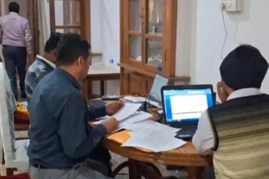 सीधी: जमीन रिपोर्ट के लिए ₹2000 की रिश्वत लेते चुरहट का पटवारी शिव प्रताप सिंह गिरफ्तार, लोकायुक्त टीम की कार्रवाई