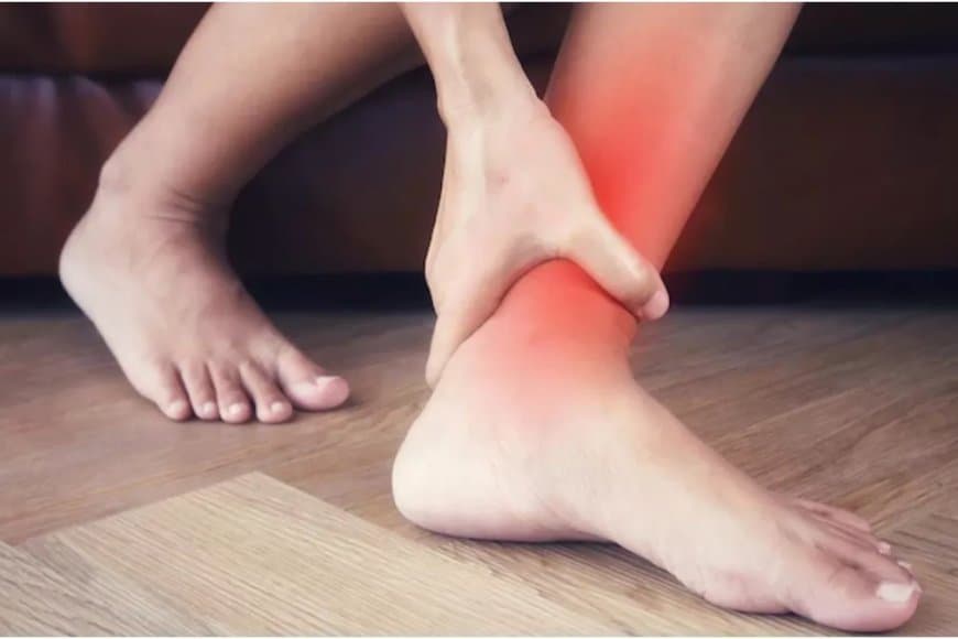 पैर में दर्द होने के साथ दिख रहे हैं ये लक्षण तो हो सकती है बड़ी समस्या 