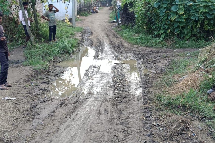 ग्राम बूढ़ा में गंदगी का अंबार, सड़कों पर बह रहा गंदा पानी नालियों के अभाव में बीमारियों का बढ़ा खतरा